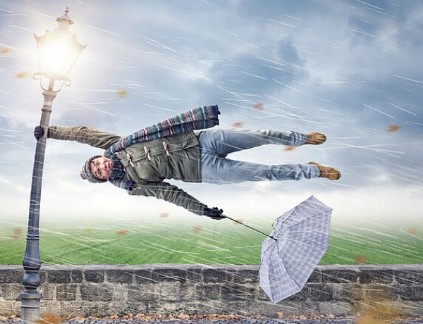 Másodfokú riasztást adott ki a meteorológiai szolgálat a viharos szél miatt kilenc vármegyére