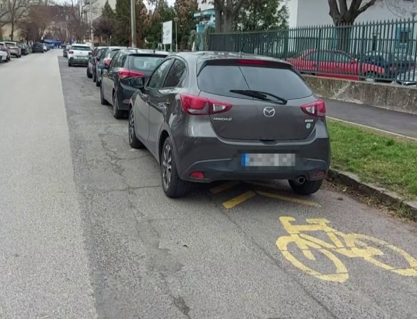 Kérik a járművezetők figyelmét a Színház utca egy szakaszán