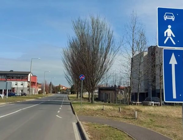 Rendőrök ellenőrzik a behajtókat és a sebességkorlátozás betartását a Keleti Márton utcán