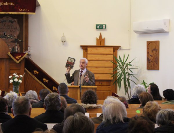 A költészet az értékközvetítés és lelki egészség megőrzésének az eszköze – Petőfi volt a Református Esték fókuszában