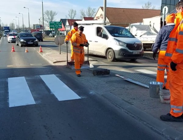 Városszerte megújulnak az útburkolati jelek