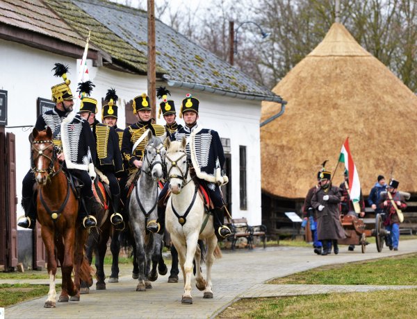 „Most szép lenni katonának…” – Felvonultak a huszárok a skanzenben, egész napos programmal várják az érdeklődőket a Nemzeti Ünnepen