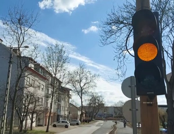 Veszélyes útszakasz – Lámpák hívják fel a közlekedők figyelmét a Móricz Zsigmond utcán 