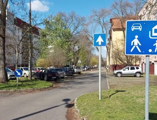 Lakó-pihenő övezet táblákat helyeztek ki a Malomkert több pontján