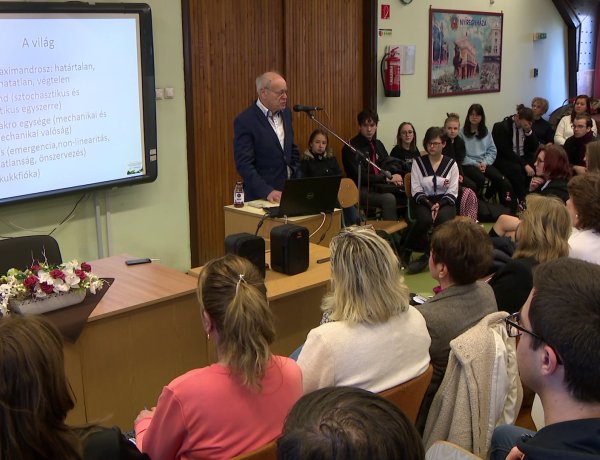 Rabok legyünk vagy szabadok? Előadás a mesterséges intelligencia jövőjéről