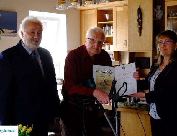 Hársfalvi Sándor Bélát, városunk szépkorú polgárát 90. születésnapja alkalmából köszöntötték