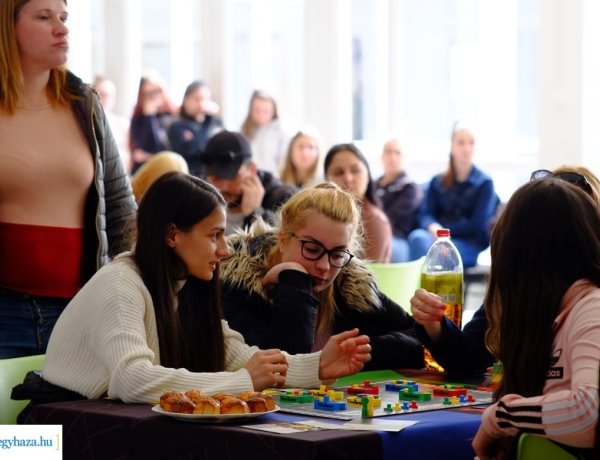 Logisztikai társasjáték – Rendhagyó módon kezdték a hetet a diákok 