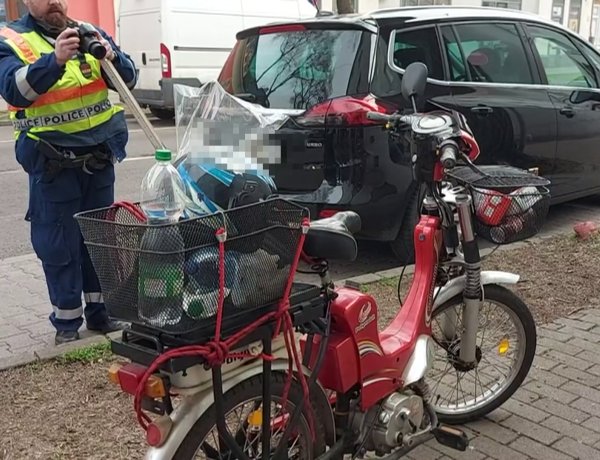 Hétfőn délelőtt a Luther utcán egy robbanómotoros kerékpáros egy autóval ütközött
