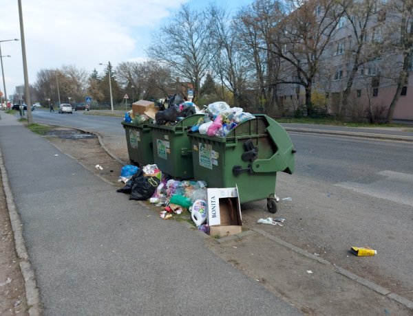 Arra kérik a városlakókat, hogy a társasházak előtti hulladéktartó edényeket ne rakják tele