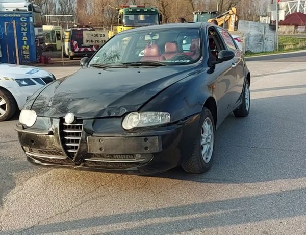 Két személyautó ütközött össze Oroson