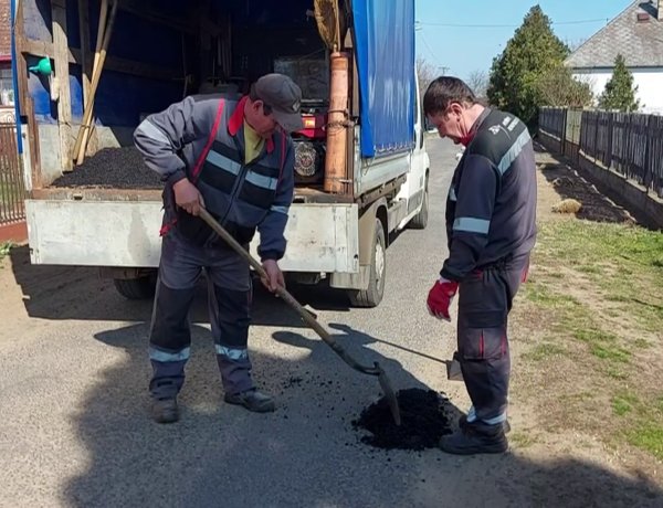 A bokortanyáknál is megkezdődtek a kátyúzási munkálatok