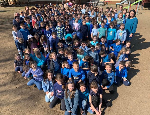 Víz világnapja a Szabó Lőrinc Tagintézményben – Élőképben formáltak vízcseppet 