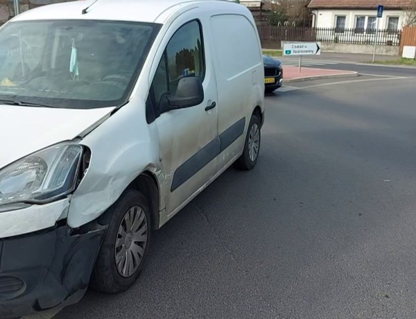 Két jármű ütközött a Család utcai körforgalomban