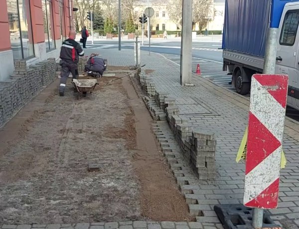 A Bocskai utcán a járda felújítását végzik forgalomkorlátozás mellett