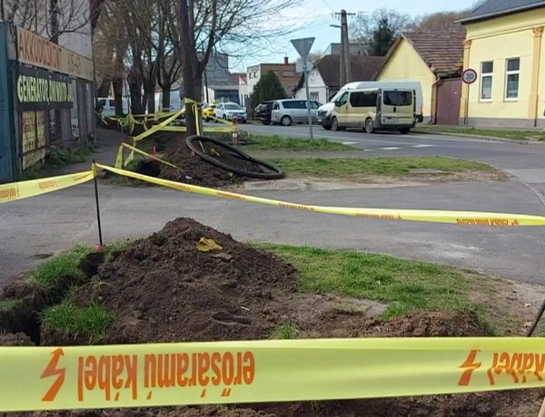 A Selyem utcán és a Pazonyi téren erősáramú kábelt fektetnek