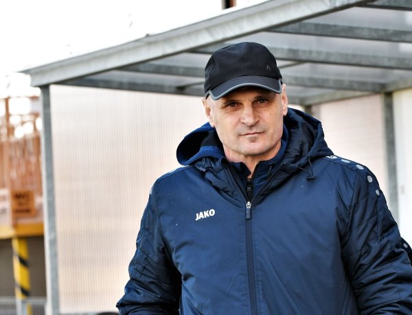 Edzőváltás a Szparinál 