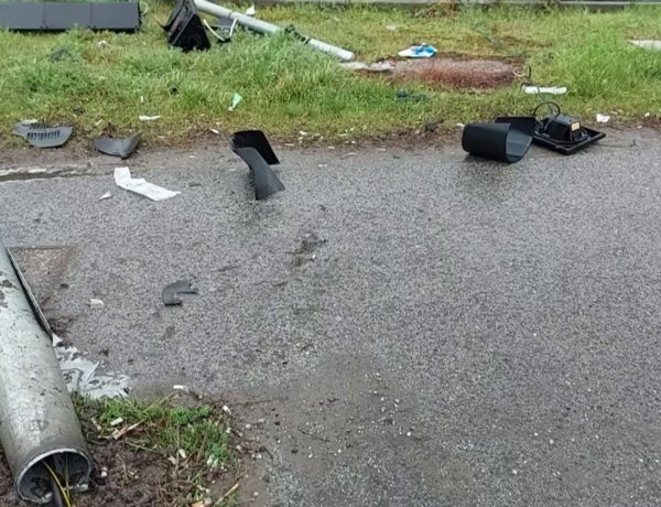 Egy jelzőlámpaoszlopot ütött ki egy autós a Tünde utcánál