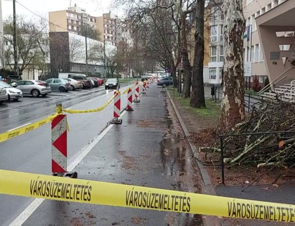 Folytatódnak a munkálatok a Vasvári Pál utca leállósávjánál