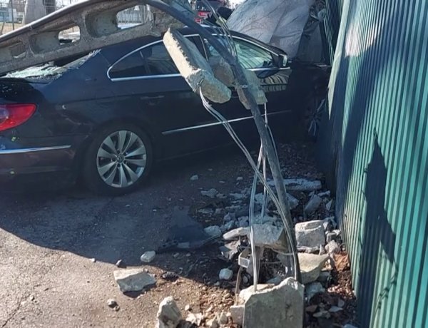 Oszlopnak és kerítésnek ütközött egy jármű a Mohács utcán