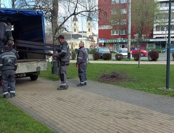 A tavasz közeledtével a NYÍRVV munkatársai elkezdték Nyíregyháza belvárosában a padok kihelyezését