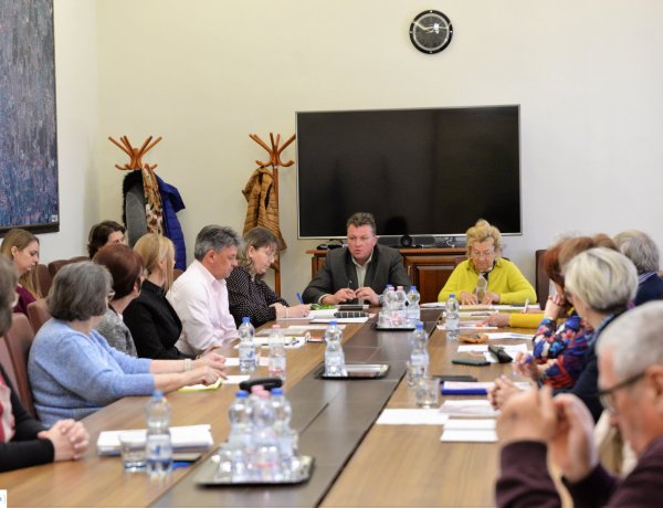 Idősügyi Tanács – Pályázat, szociális ellátás, fürdőkedvezmény