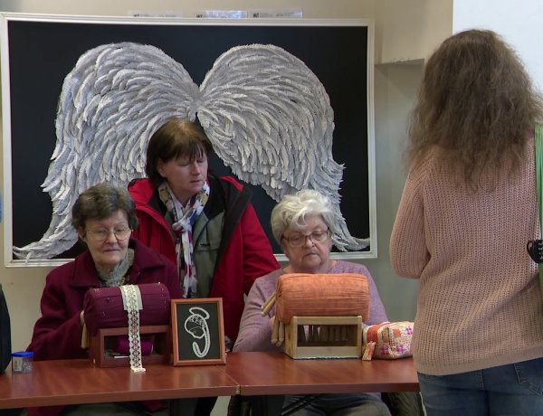 Az „Aranykapu” Népművészeti Egyesület Műhelygaléria programsorozatával kezdődött a könyvtár újranyitása