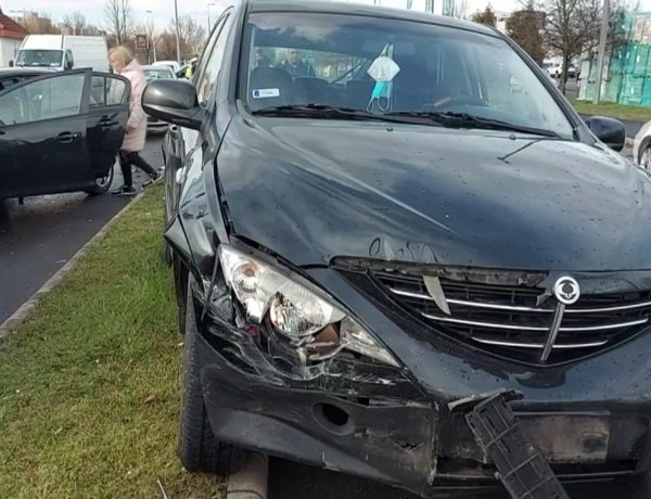 Hat személyautó karambolozott a Törzs utcán