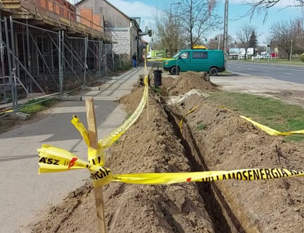 Erősáramú kábelfektetést végeznek a Rákóczi utcán és a Pacsirta utca egy részén