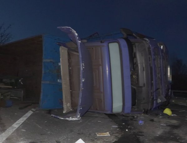 Egy fémhulladékot szállító teherautó és egy kisbusz ütközött Nyíregyháza közelében