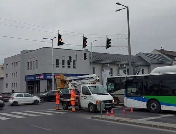 Üzemzavar a forgalmas csomópontban – Az Magyar Közút munkatársai dolgoztak a helyszínen