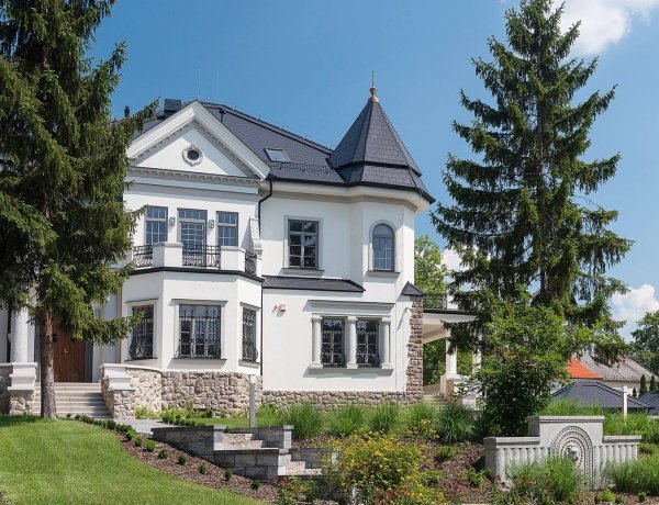 Április elsején nyit a Bencs Villa!