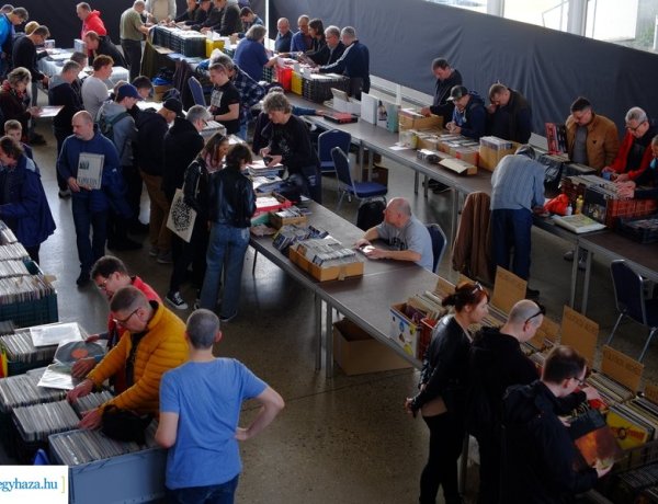 Ismét megtelt lemezrajongókkal a Váci Mihály Kulturális Központ