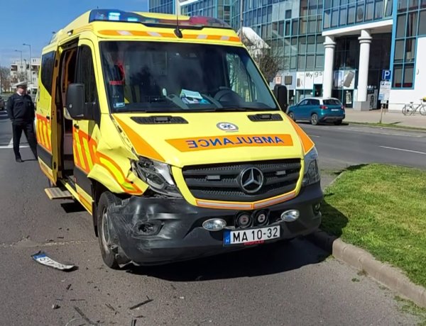 Mentőautóval ütközött egy személygépkocsi a belvárosban