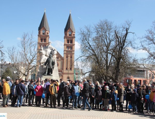 Kék séta – A Kossuth téren gyűltek össze a helyi speciális intézetbe járó tanulók hétfőn