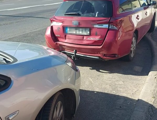 Hármas karambol történt a 4-es főút bevezető szakaszán szerda délután