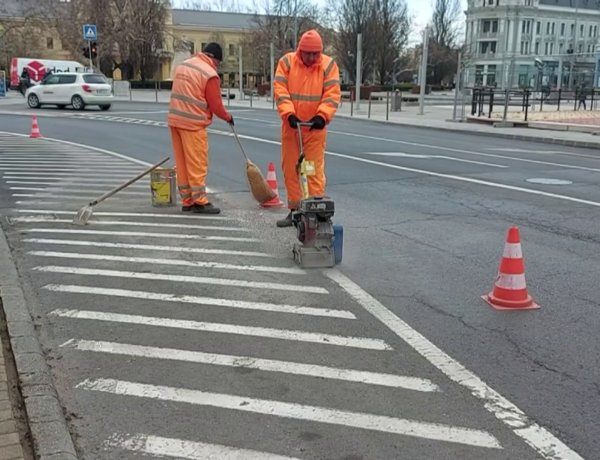 Útburkolati jelek kialakítását végzik a belvárosban, a Bocskai utca elején