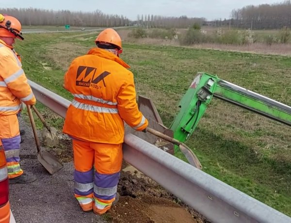 Helyreállítási munkálatokat végeznek a Magyar Közút szakemberei a 338-as elkerülő főútvonalon