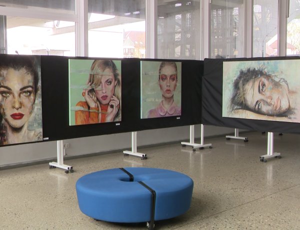 Nők a vásznon – Hullan Bea festőművész kiállítása nyílt a Váci Mihály Kulturális Központban