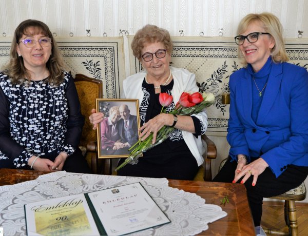 Városunk szépkorú polgárát, Bodnár Istvánnét 90. születésnapja alkalmából köszöntötték
