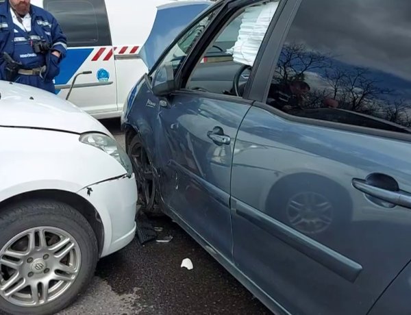 Az Orosi út és a Színes utca kereszteződésében két személygépjármű ütközött