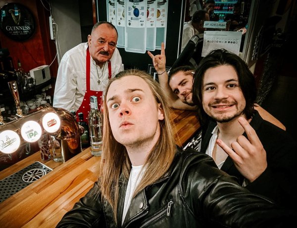 Törzsvendég – Nagy Feróval készített közös dalt a Tortuga, közben pedig új lemez is készül!