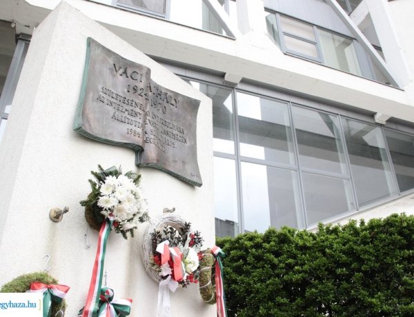 Koszorúzás – 53 éve hunyt el Váci Mihály