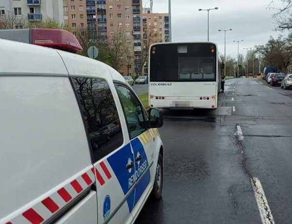 Hétfőn a Ferenc körúton egy autóbusz és egy személyautó koccant