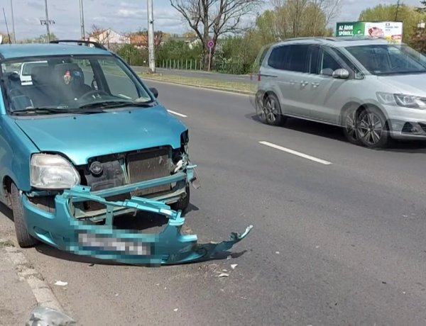 Anyagi kárral járó közúti közlekedési baleset történt a László utcánál