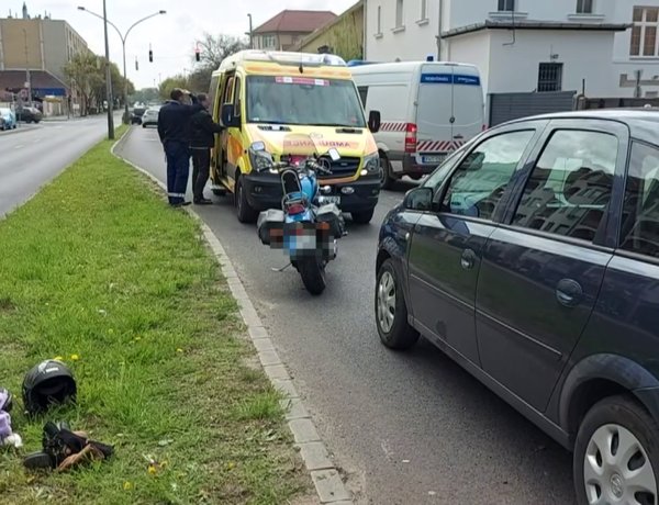 A Vasgyár utcán egy motorkerékpáros utasával együtt egy álló személygépkocsinak ütközött