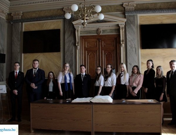 Végzősök – Közel 2000 középiskolás diák neve került bele a Ballagók Kapcsos Könyvébe