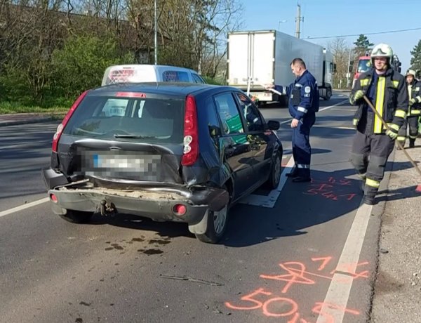 Két személy megsérült az Orosi út bevezető szakaszán történt ráfutásos balesetben