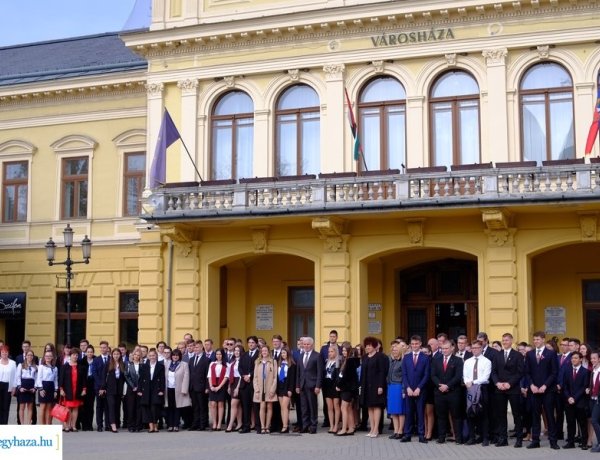 Központi ballagás: 20 középiskola diákjai búcsúznak az alma matertől