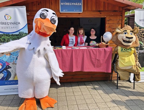 Élénk érdeklődés és jóízű beszélgetések a Tisza fővárosában, Szolnokon