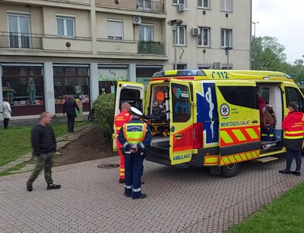 Felborult egy robogóval közlekedő sofőr kedd délelőtt a Hősök tere és a Mártírok tere közötti járdaszakaszon